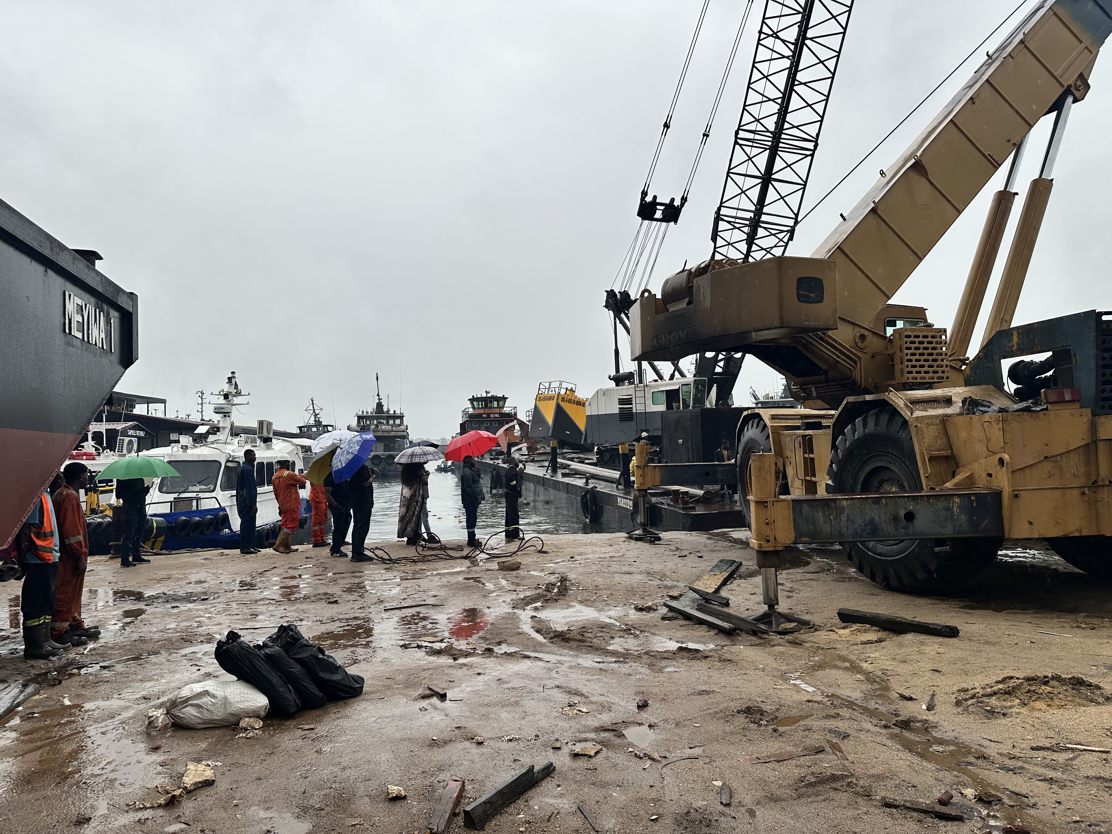 Spud pillars casing for 5000 tons barge
