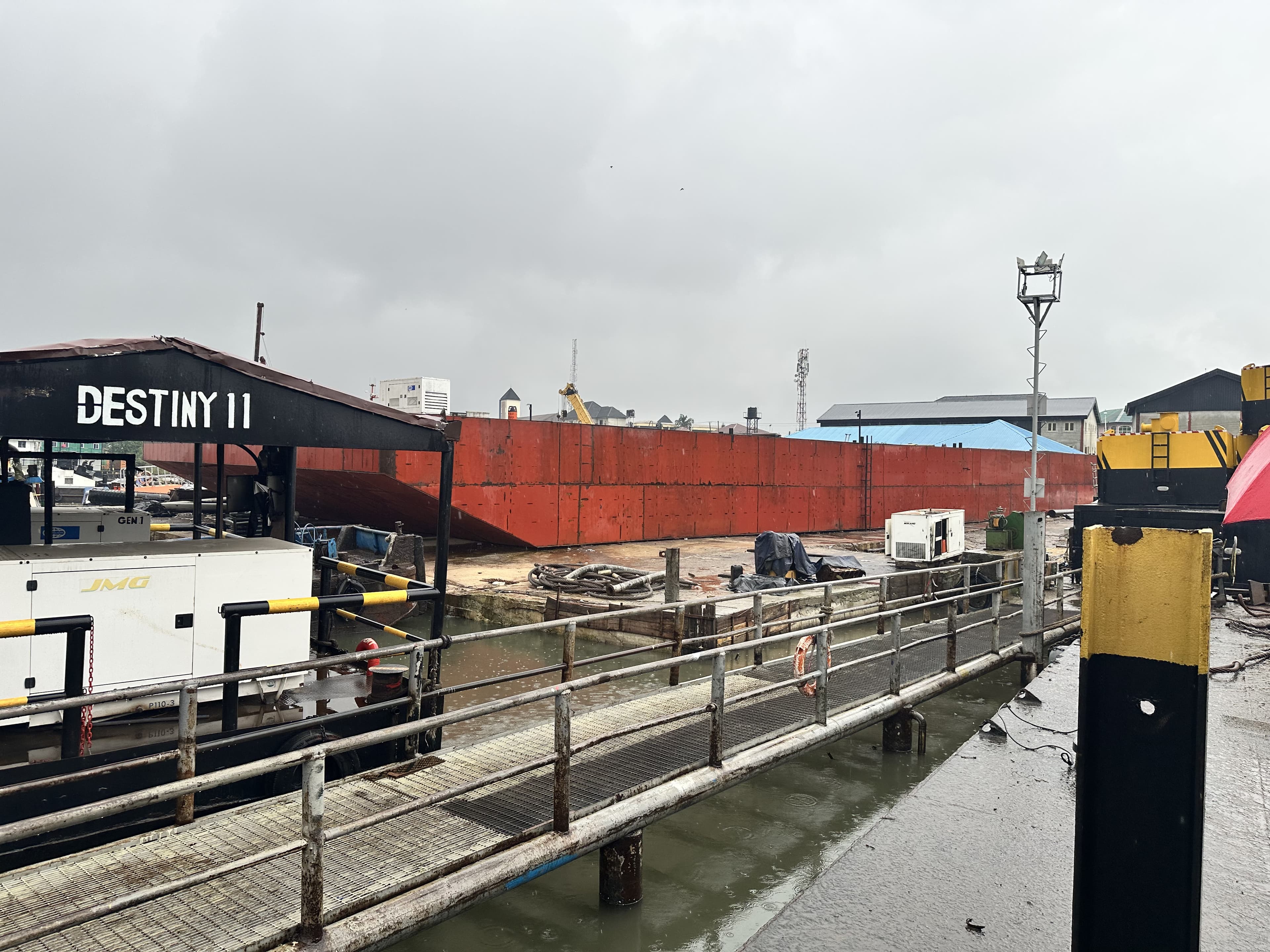 Cannibalization of 800-Ton Barge — photo 2