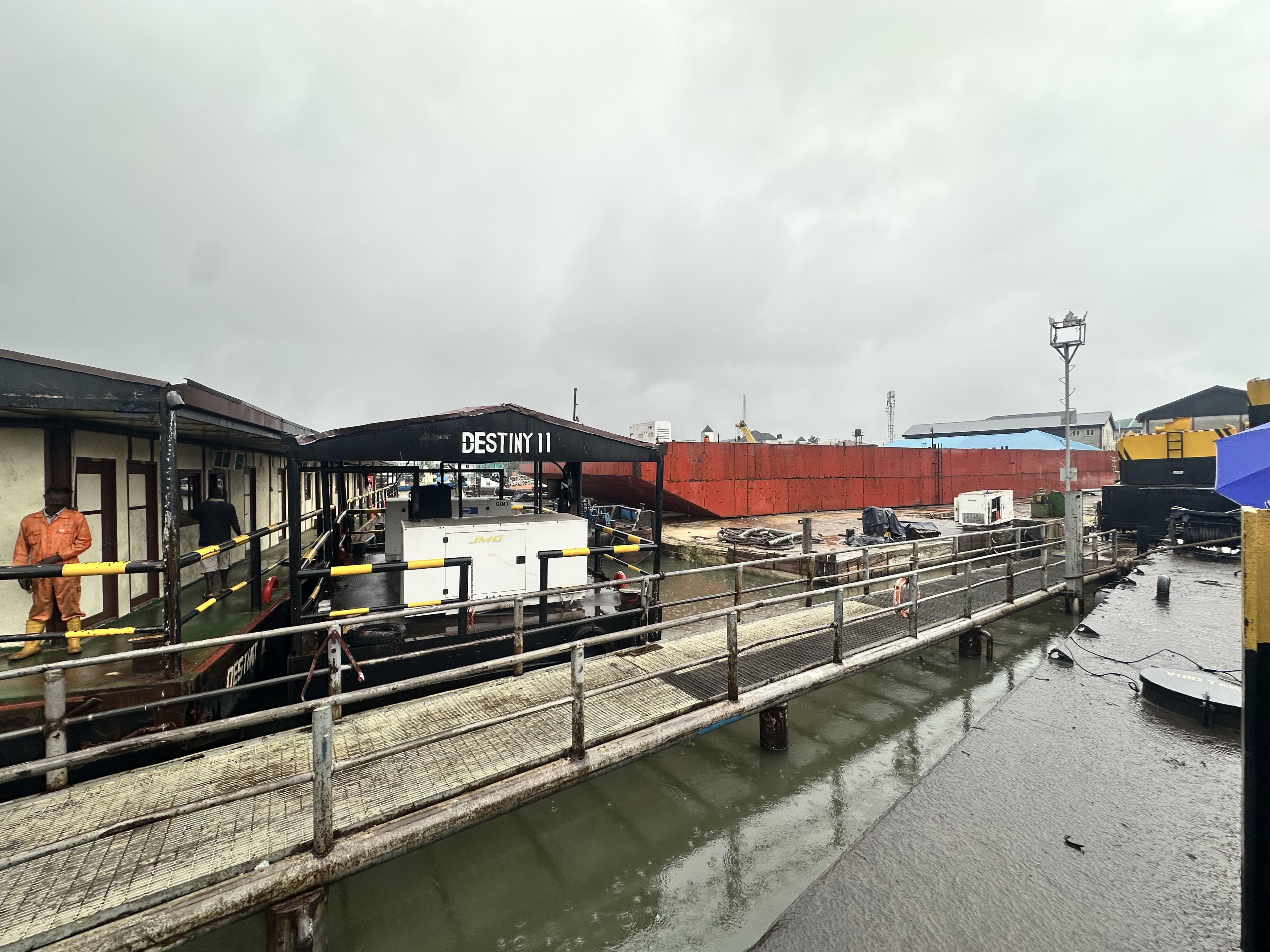 Cannibalization of 800-Ton Barge — photo 1