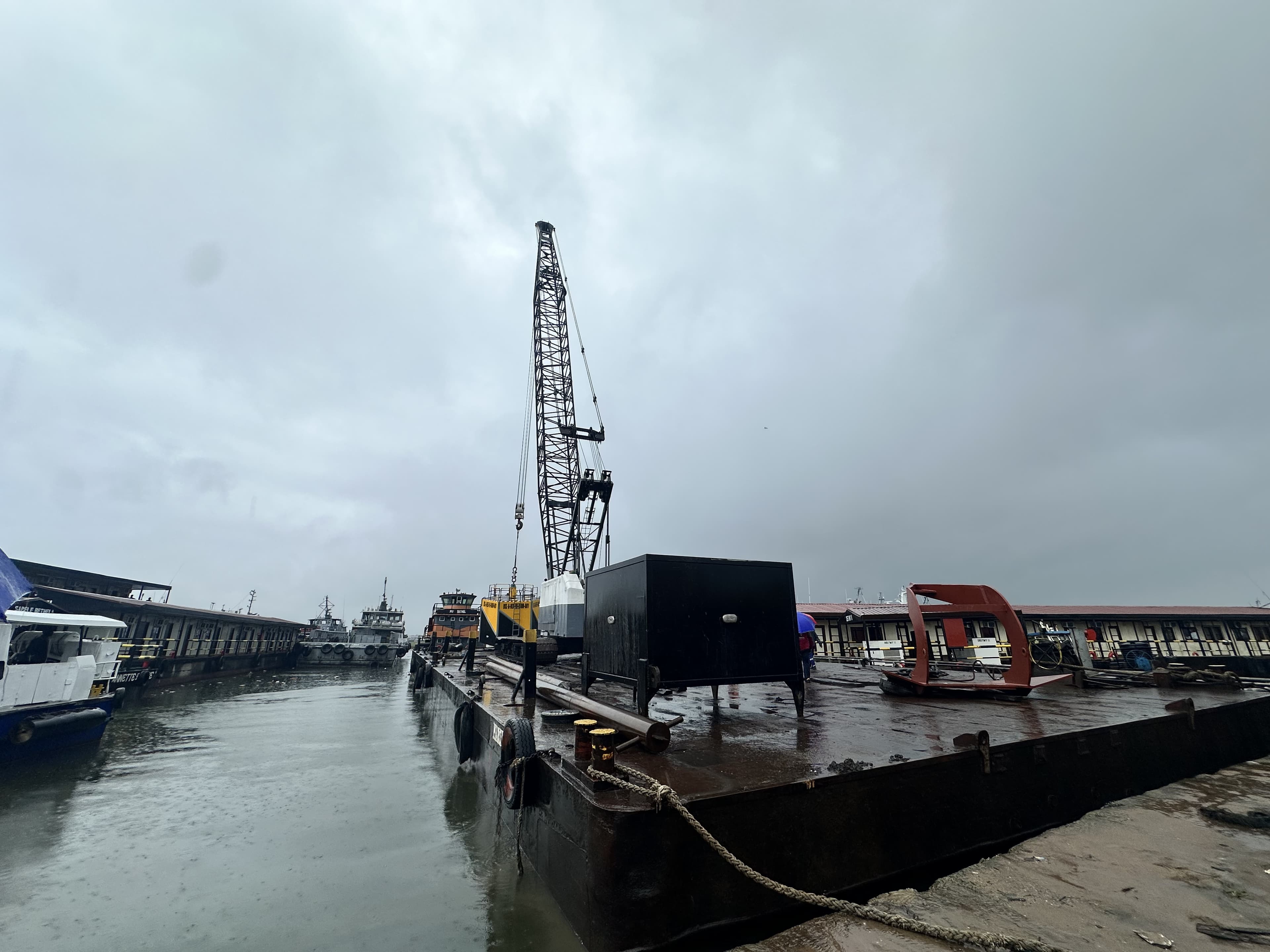 Cannibalization of 800-Ton Barge — photo 3